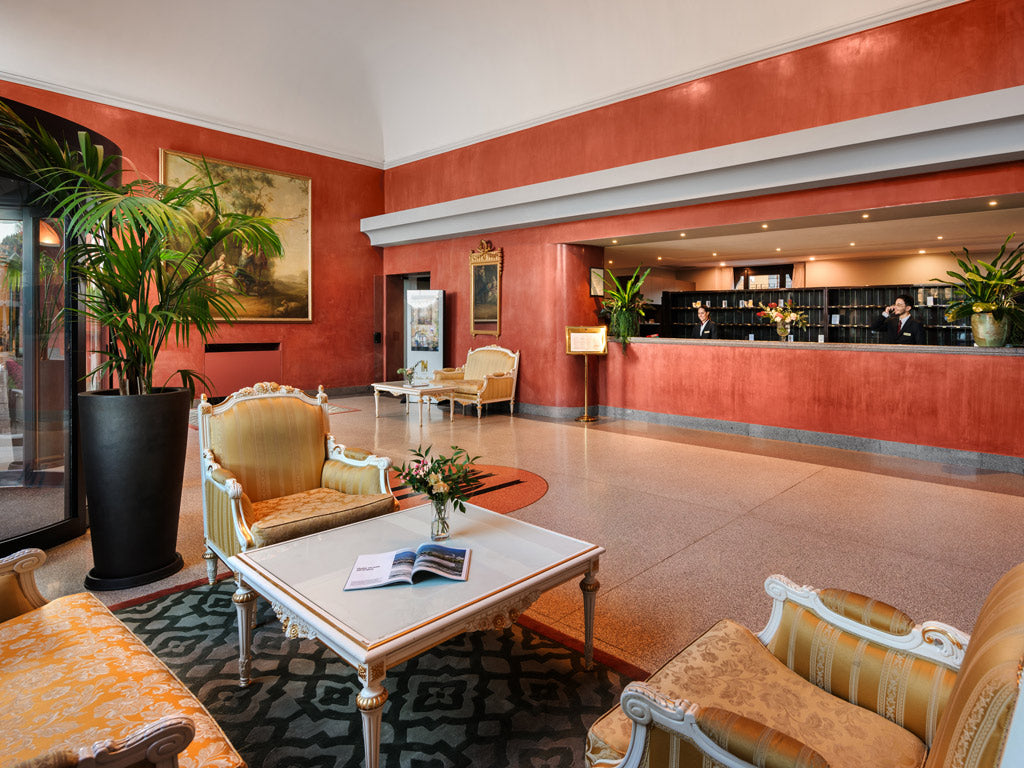 The reception of Palace Hotel Como
