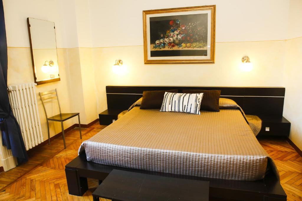 A photo from the rooms section of Albergo Garisenda's website