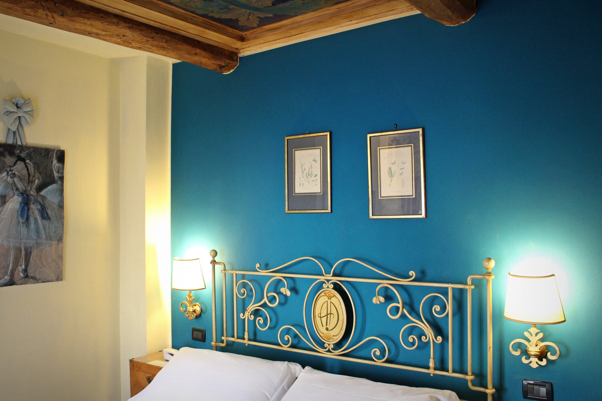 A Standard double room at Albergo delle Drapperie, Bologna