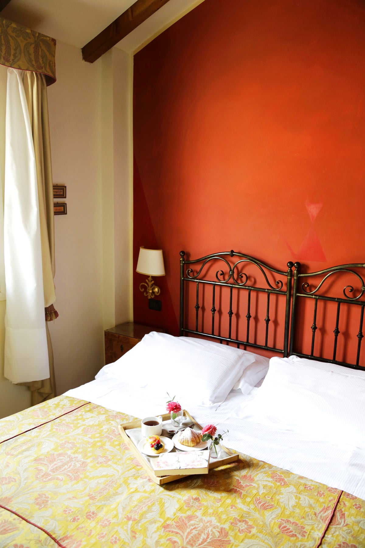 Standard double room photo from Albergo delle Drapperie's gallery