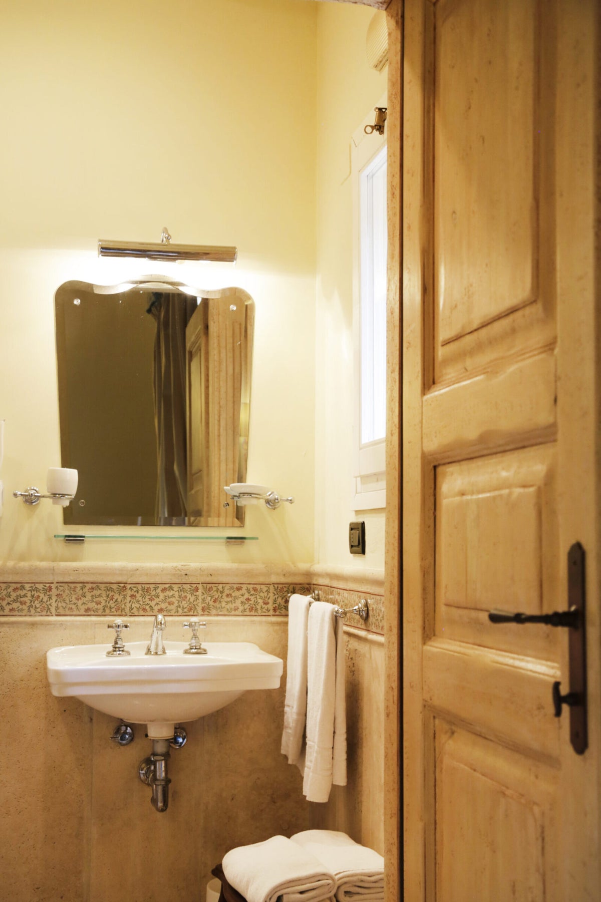 Standard double room interior at Albergo delle Drapperie