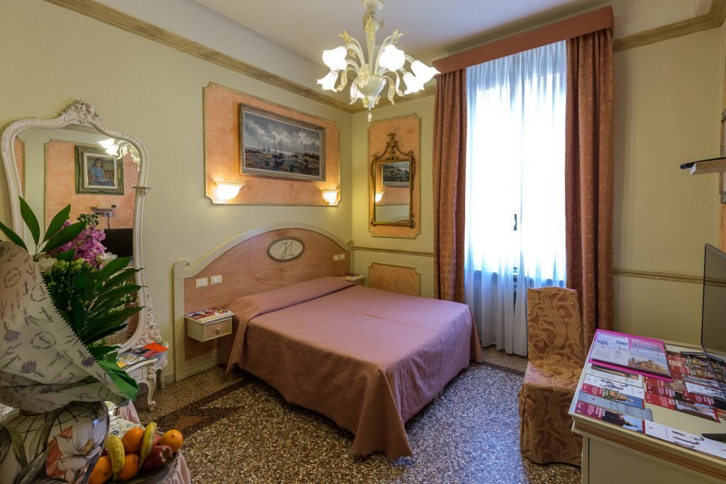 Camera Rosa at Antica Residenza d'Azeglio, Bologna