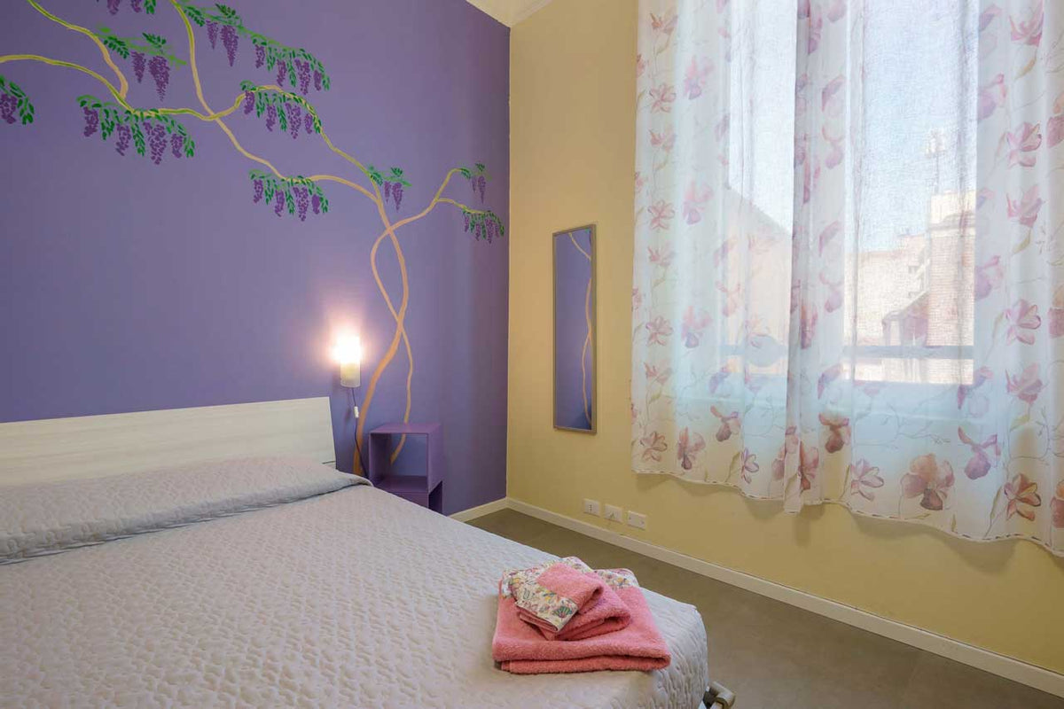 Camera Glicine, a double room at B&B Casa Elide