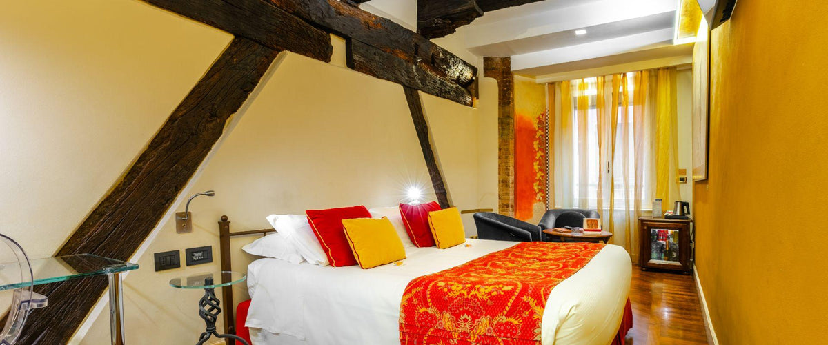 A Deluxe room at Art Hotel Commercianti