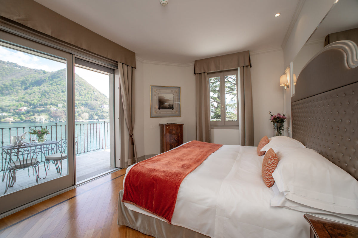A Junior Suite with lake-view balcony at Hotel Villa Flori