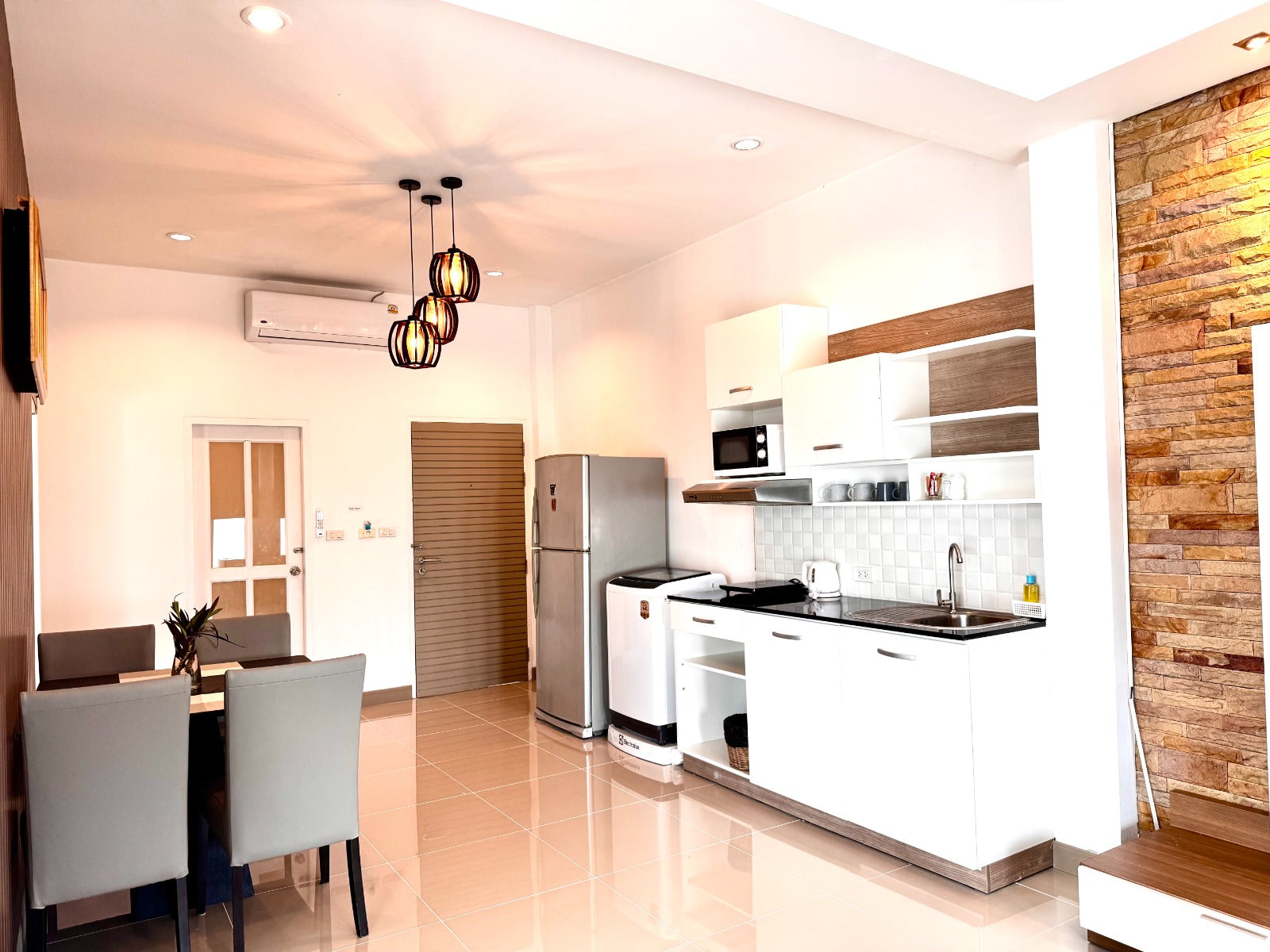 Spacious One Bedroom Suite with Bathtub