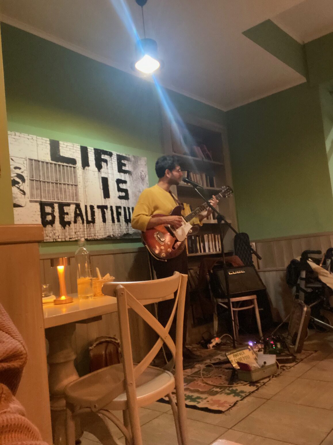 Live music in the dining room at Ciàpa Fiaa