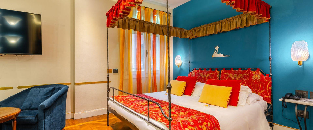 A Junior Suite at Art Hotel Commercianti