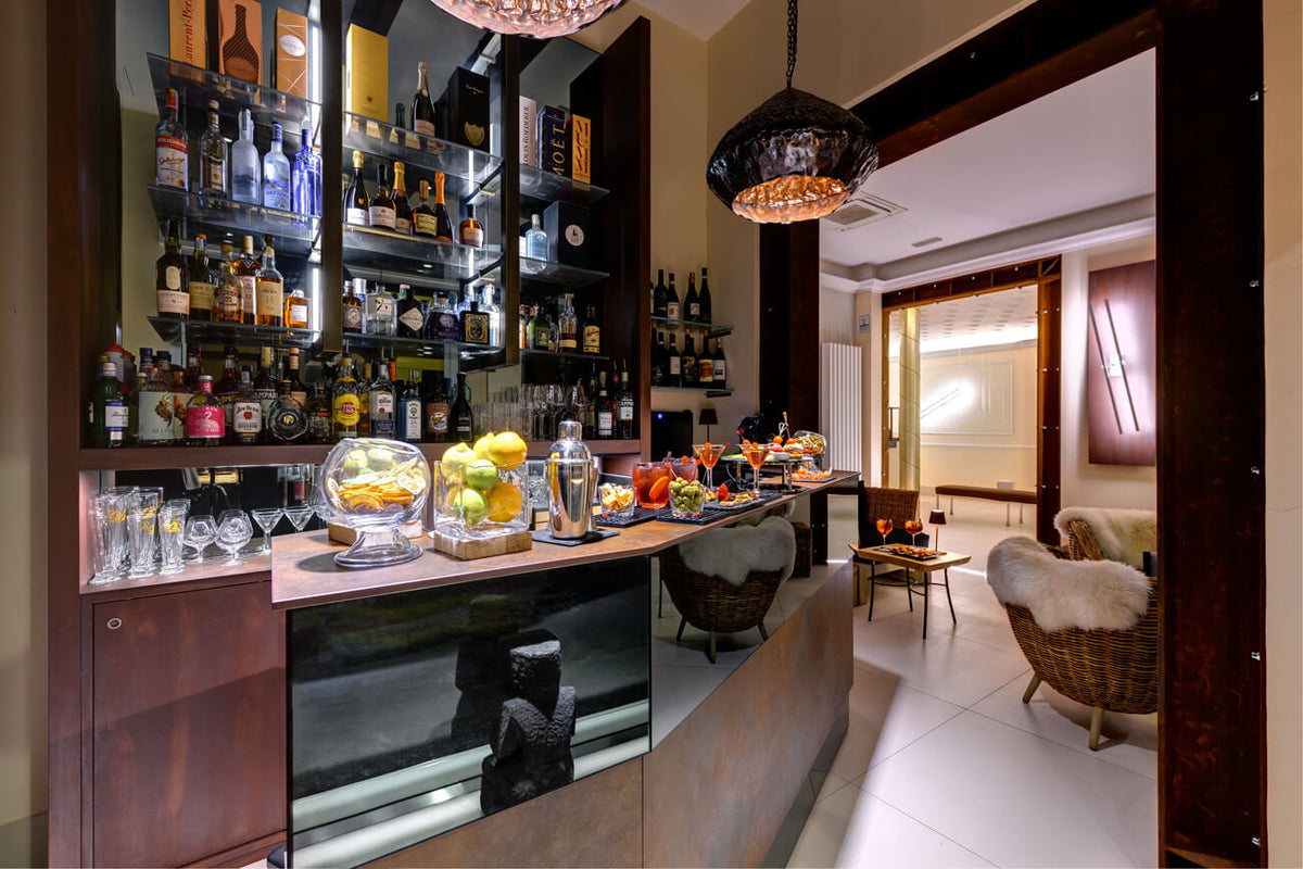 Ground-floor bar at Hotel Metropolitan