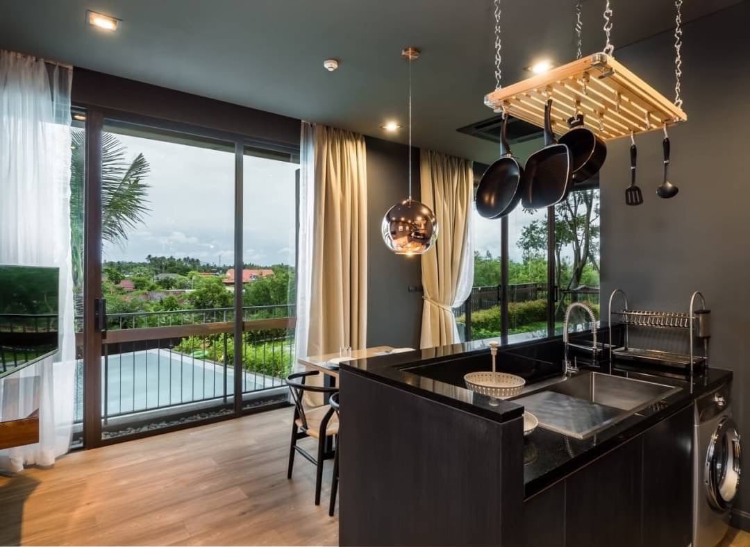 Condo Luxury Corner with Pool Access