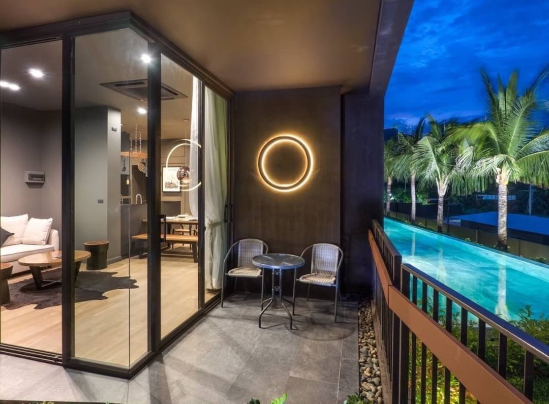 Condo Luxury Corner with Pool Access