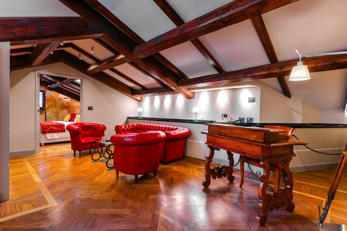 A suite at Art Hotel Commercianti