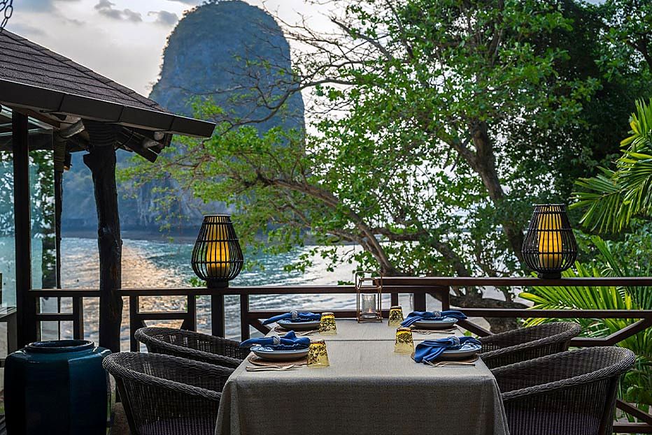 A terrace table facing the limestone cliffs at Krua Phranang, Rayavadee