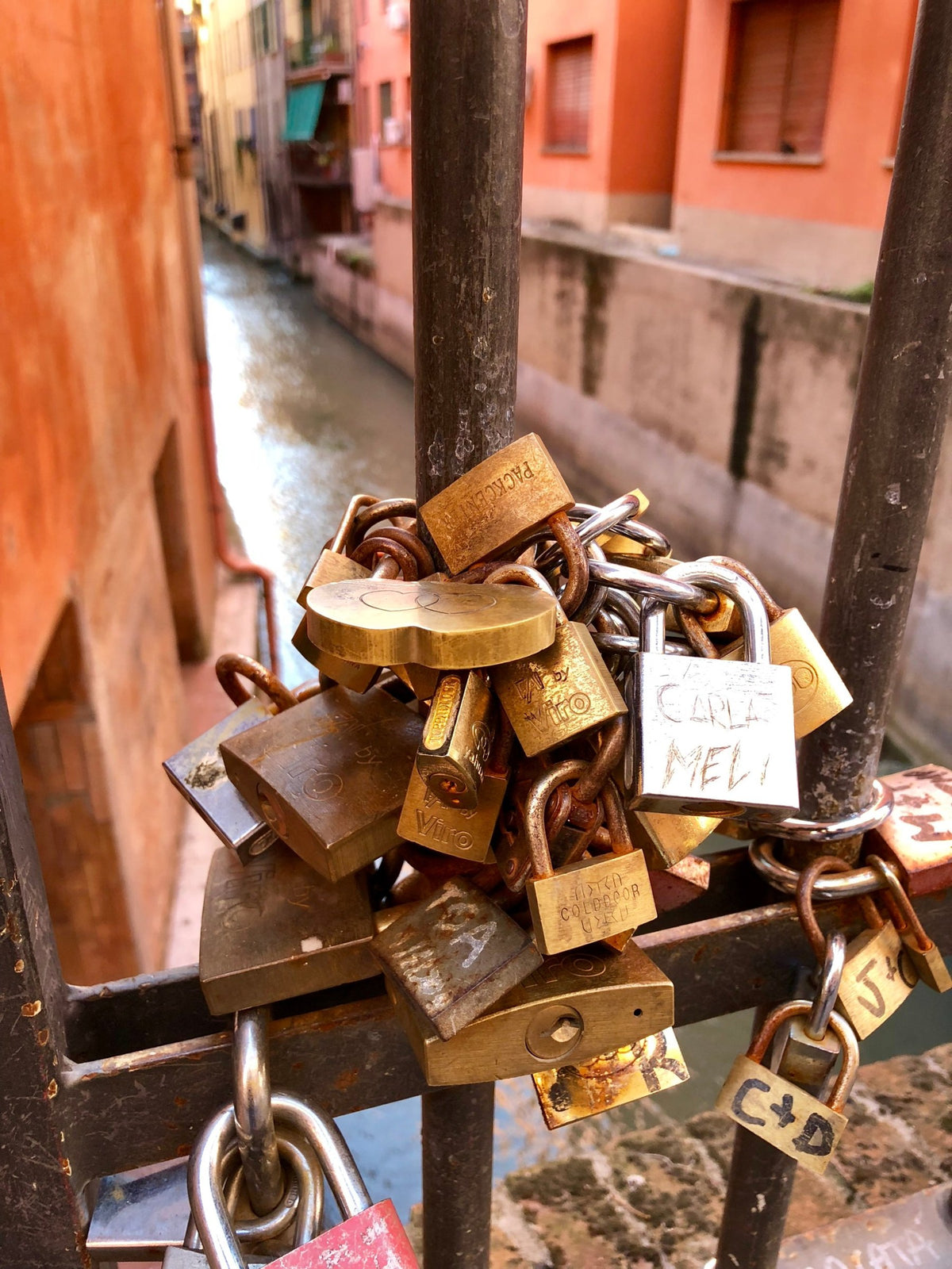 Love padlocks at the Finestrella of Via Piella