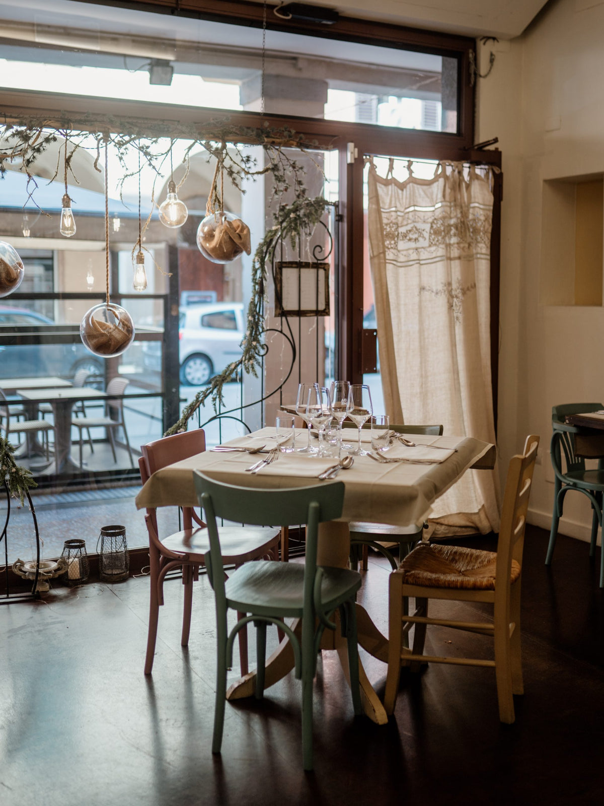 Tables by the front window in the dining room at Da Me