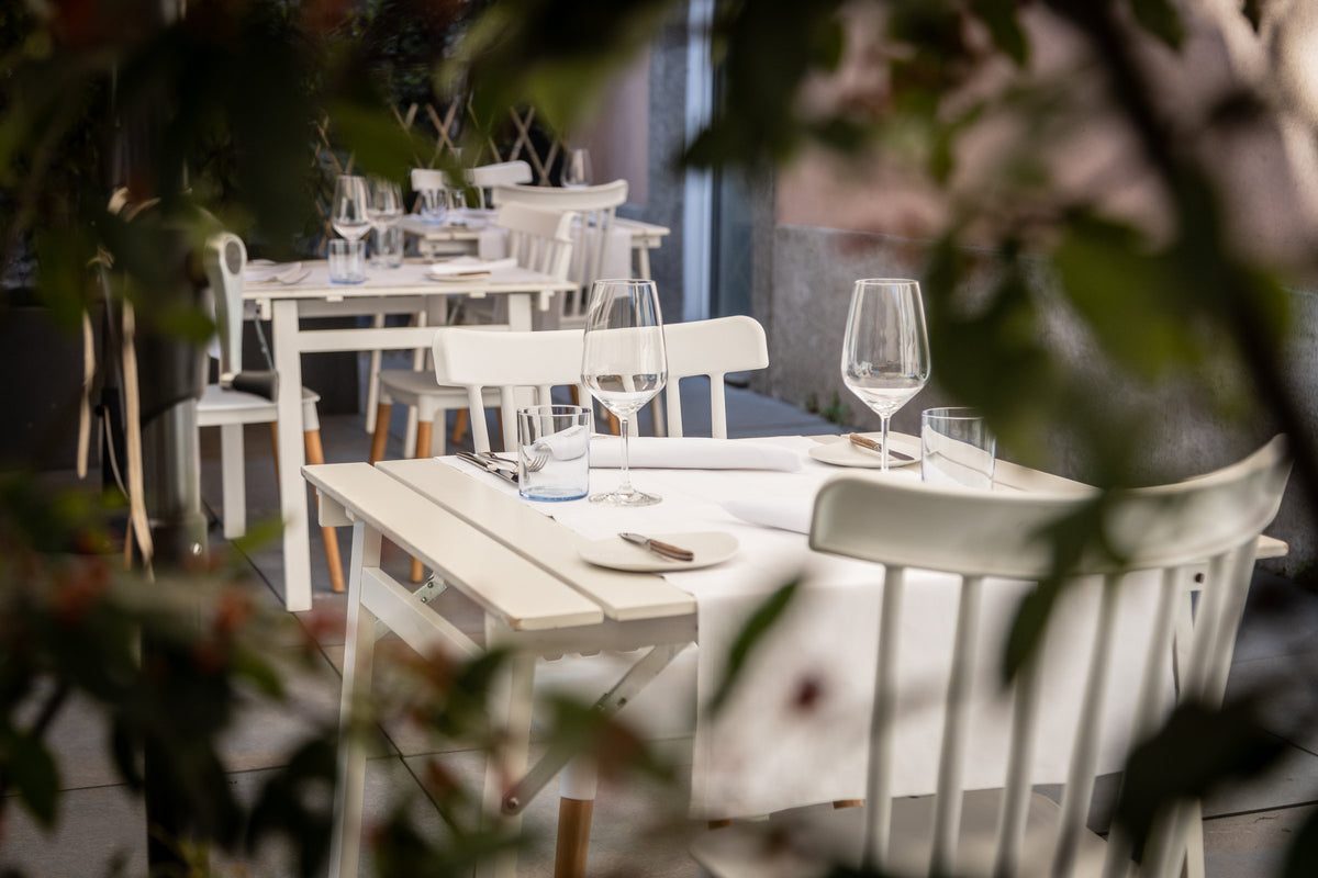 Outdoor tables at Comi 107 in Borgo Vico