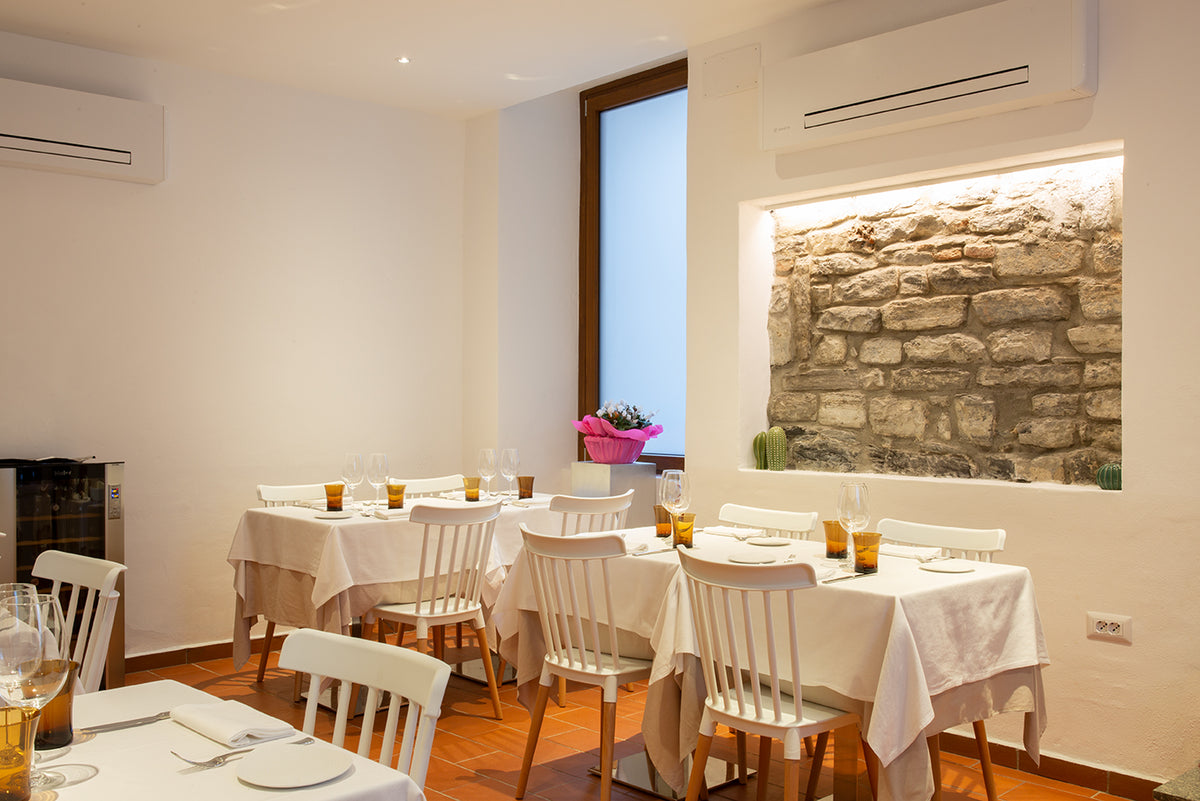 Dining room with fireplace at Comi 107
