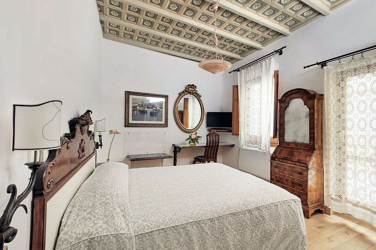 Executive room with coffered ceiling and antique furniture at Il Guelfo Bianco
