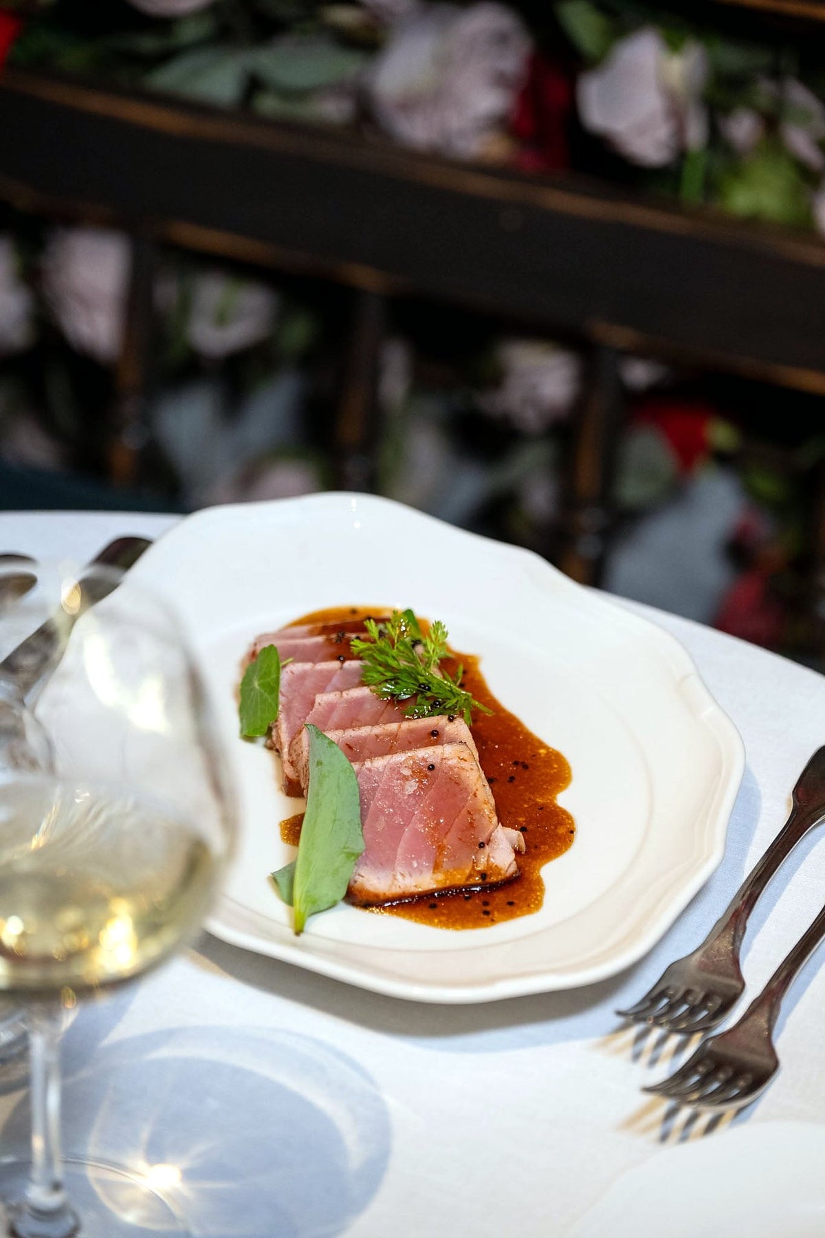 Seared tuna slices with sauce at La Ménagère