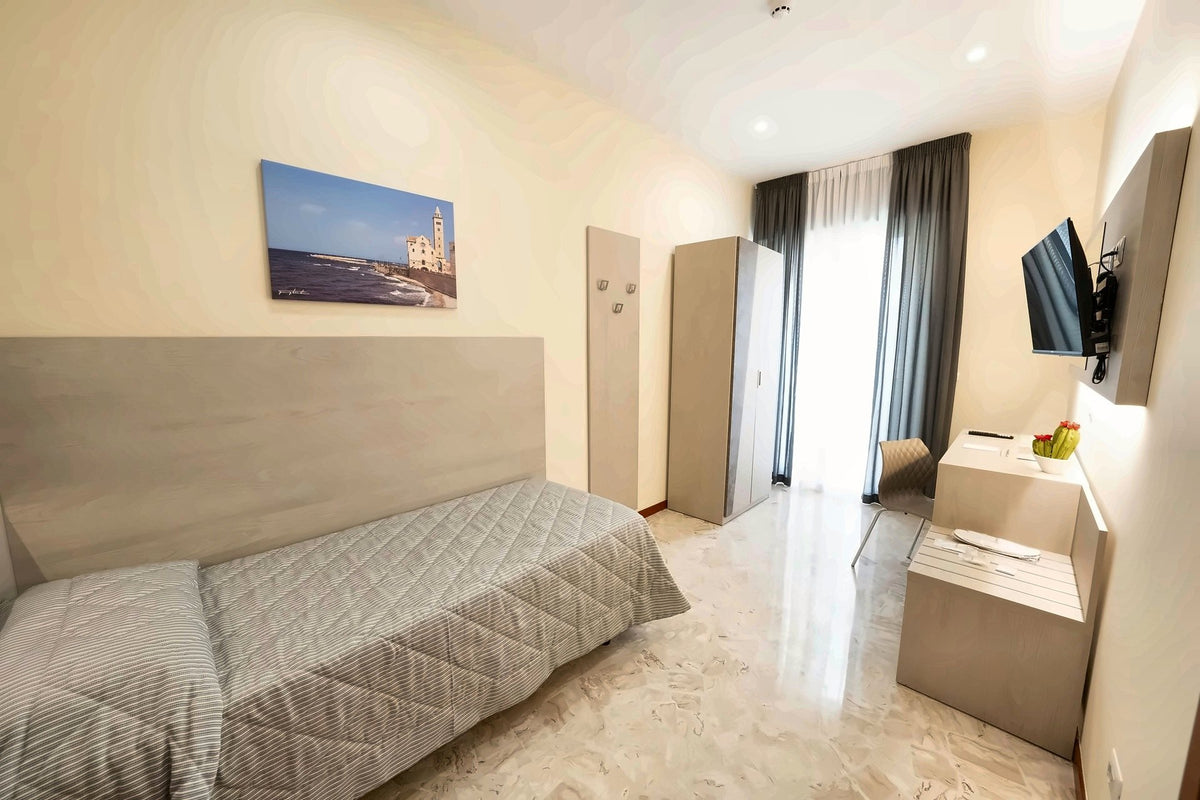 Guest room at Hotel Auditorium with a framed seascape