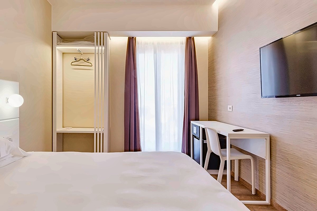 Classic double room at Boston Hotel Bari in soft neutral tones
