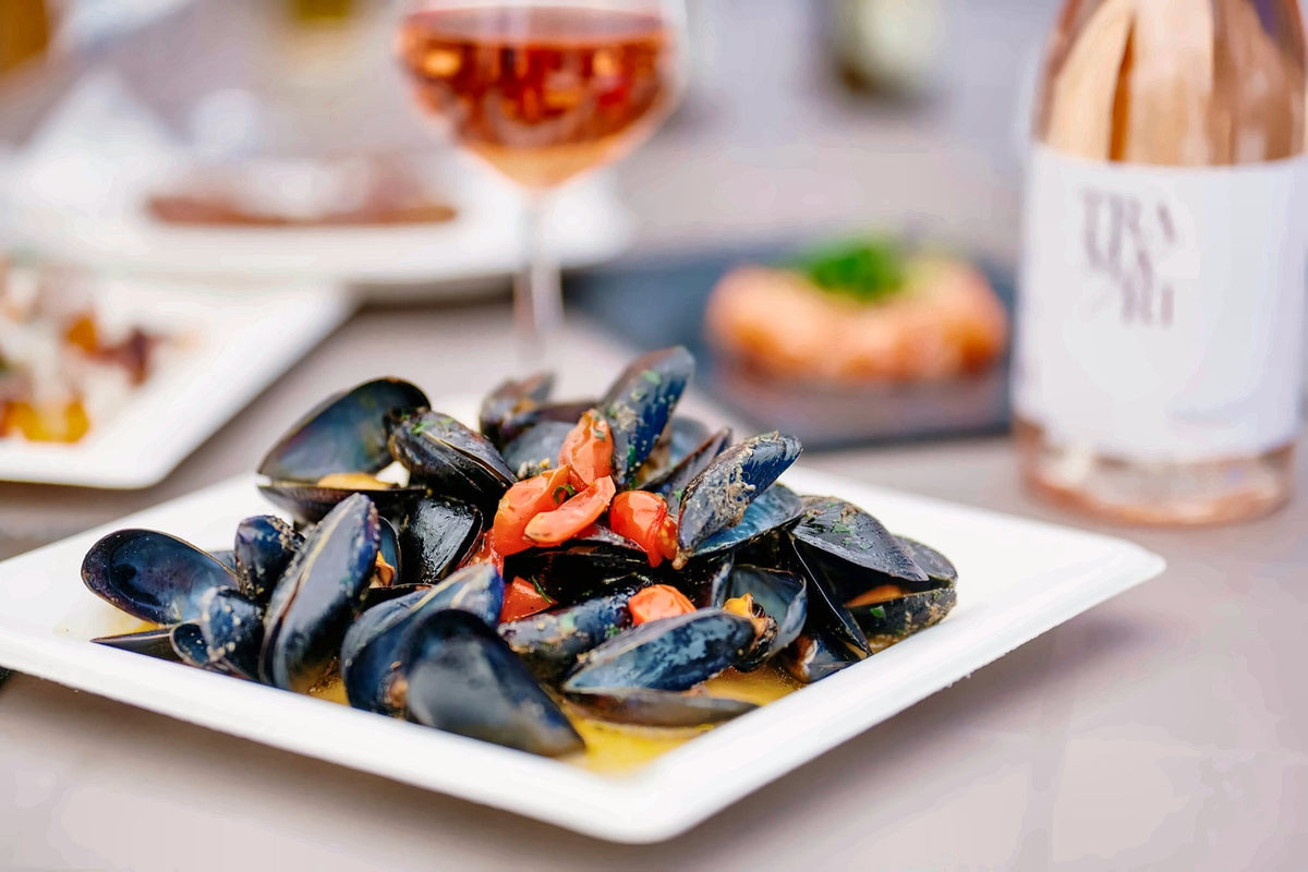 Mussels with cherry tomatoes and a chilled rosé at Nicolaus Bistrot dal Mare