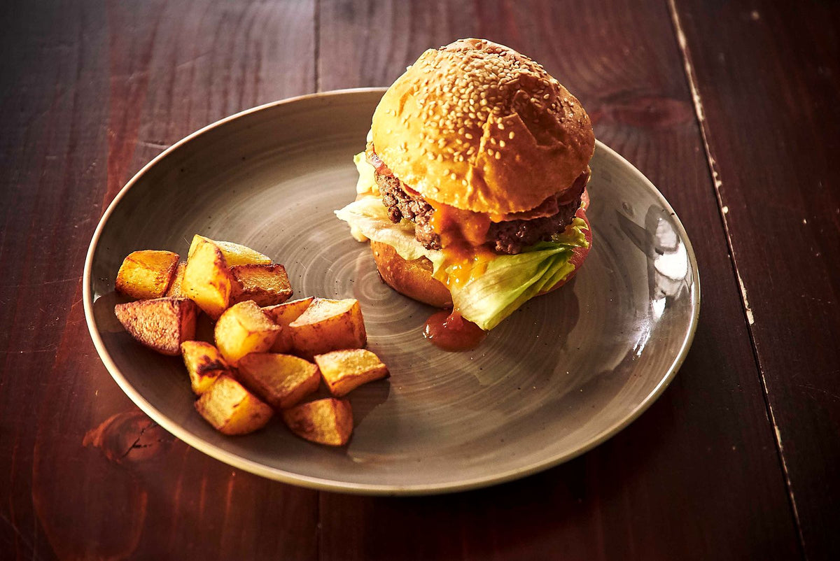 Burger with roast potatoes at Al Carroponte