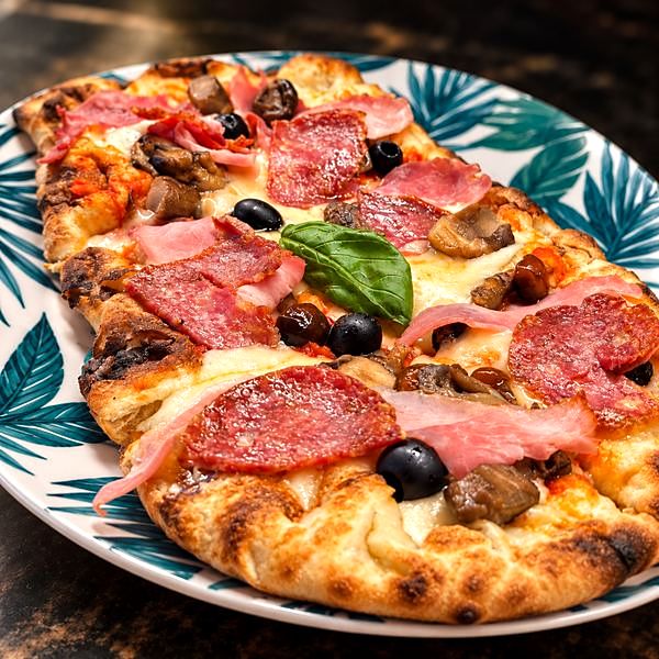 Pinsa capricciosa at Botanico