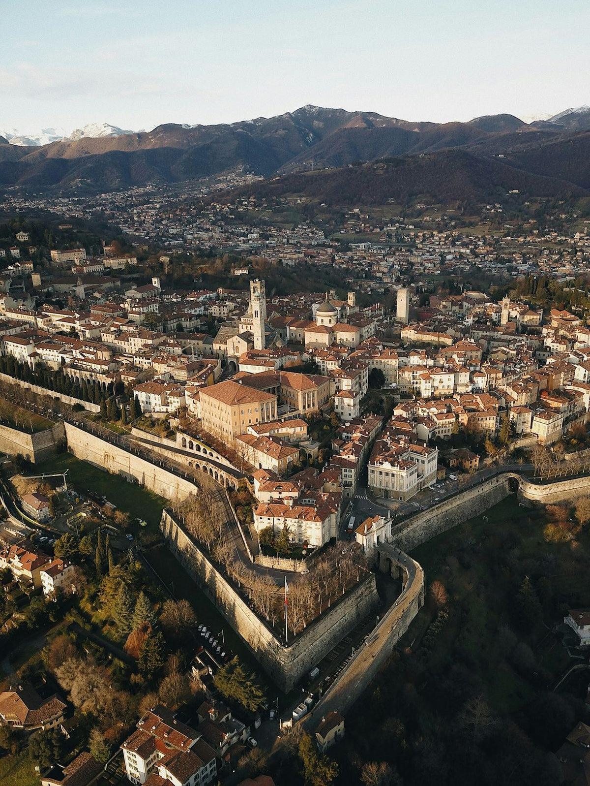 Bird's-eye view of the old town and its walls