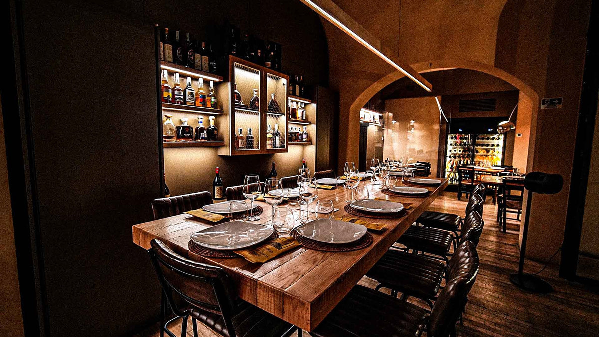 Dining room with long wooden tables at Al Vicolo Pizza & Vino