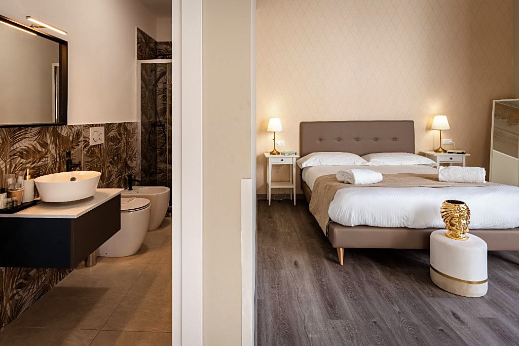 King room with an open-plan en-suite bathroom at Etnea Boutique Hotel