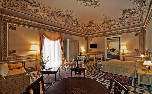 Classic Suite with frescoed ceiling and majolica floor at Manganelli Palace