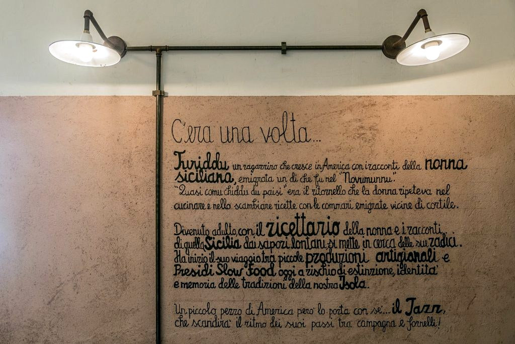 Hand-lettered wall telling the Turiddu story at Me Cumpari Turiddu