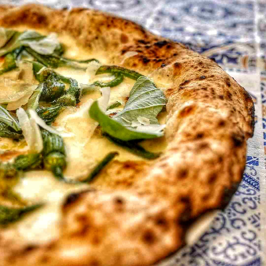 Pizza with courgette flowers at Mascagni