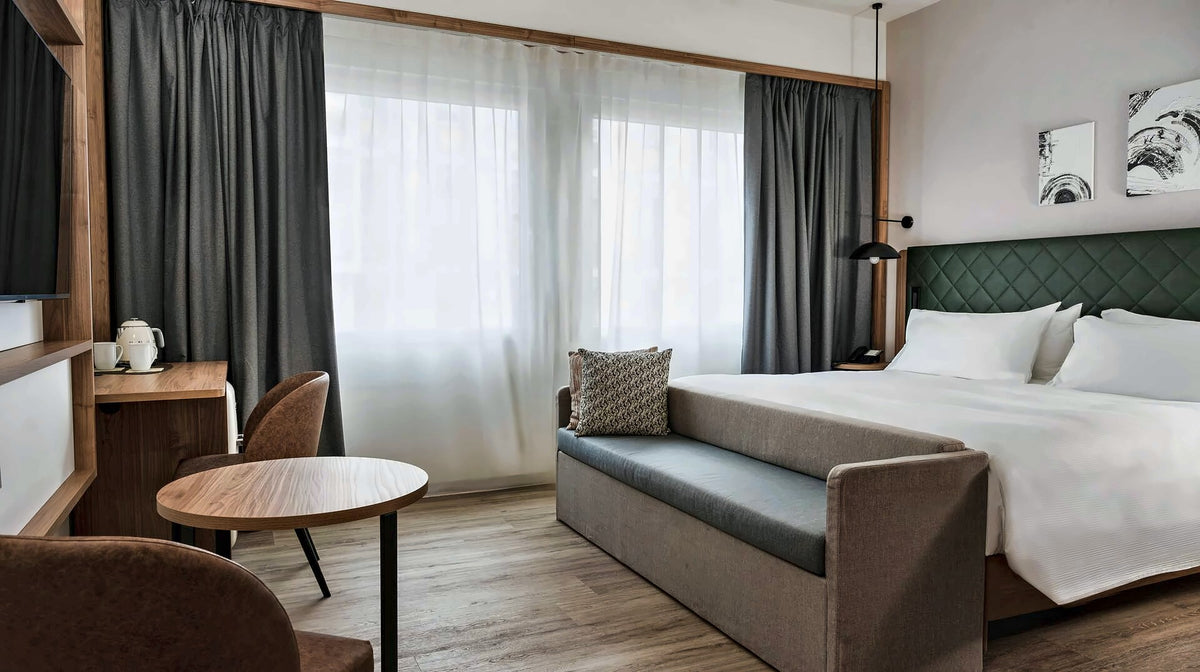 King room at Hilton Garden Inn Padova City Centre with sofa and round table