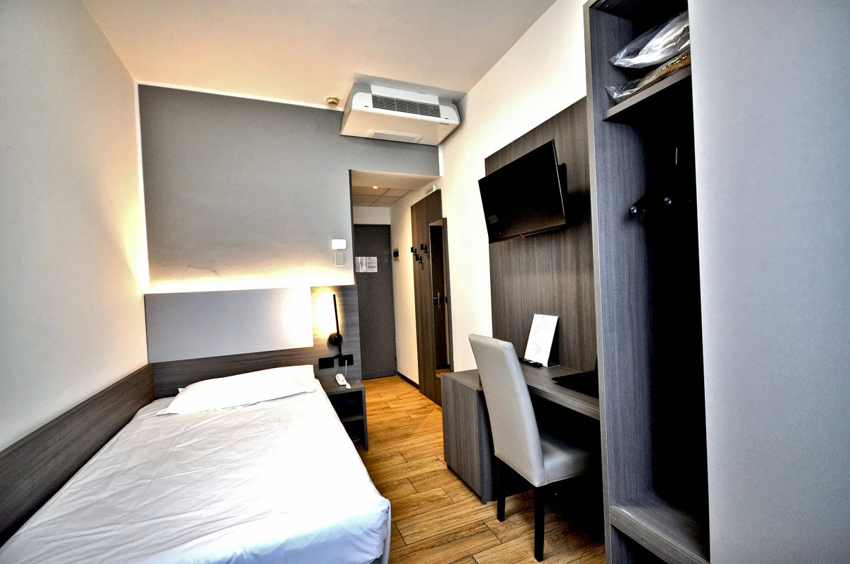 Single room at Hotel Igea with desk, wardrobe and wall-mounted TV