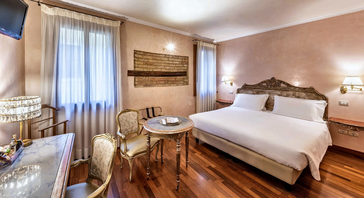 Double room at Hotel Majestic Toscanelli with period furniture and parquet floor