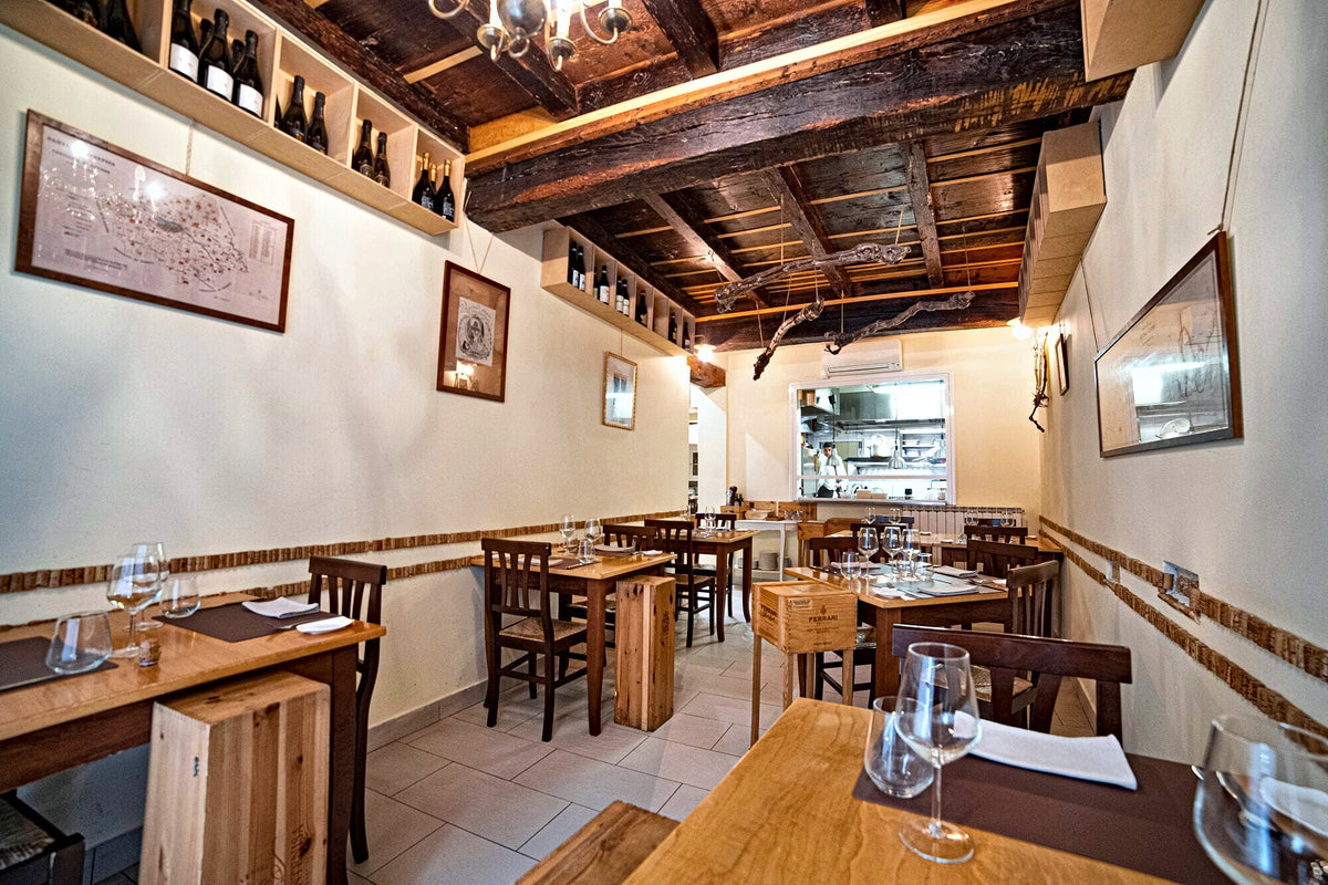 Dining room with wooden ceiling beams at Enotavola Pino, Padua