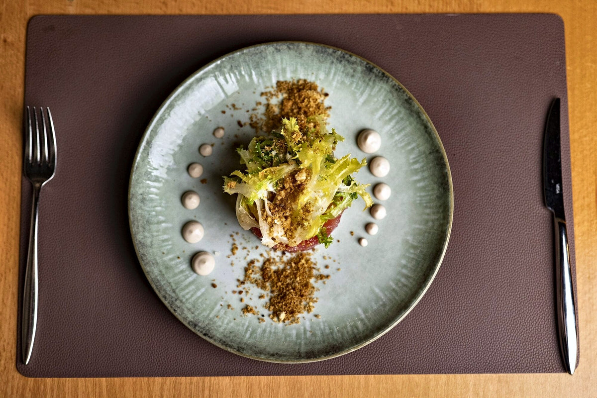 Tartare with frisee and crumble on a ceramic plate at Enotavola Pino, Padua