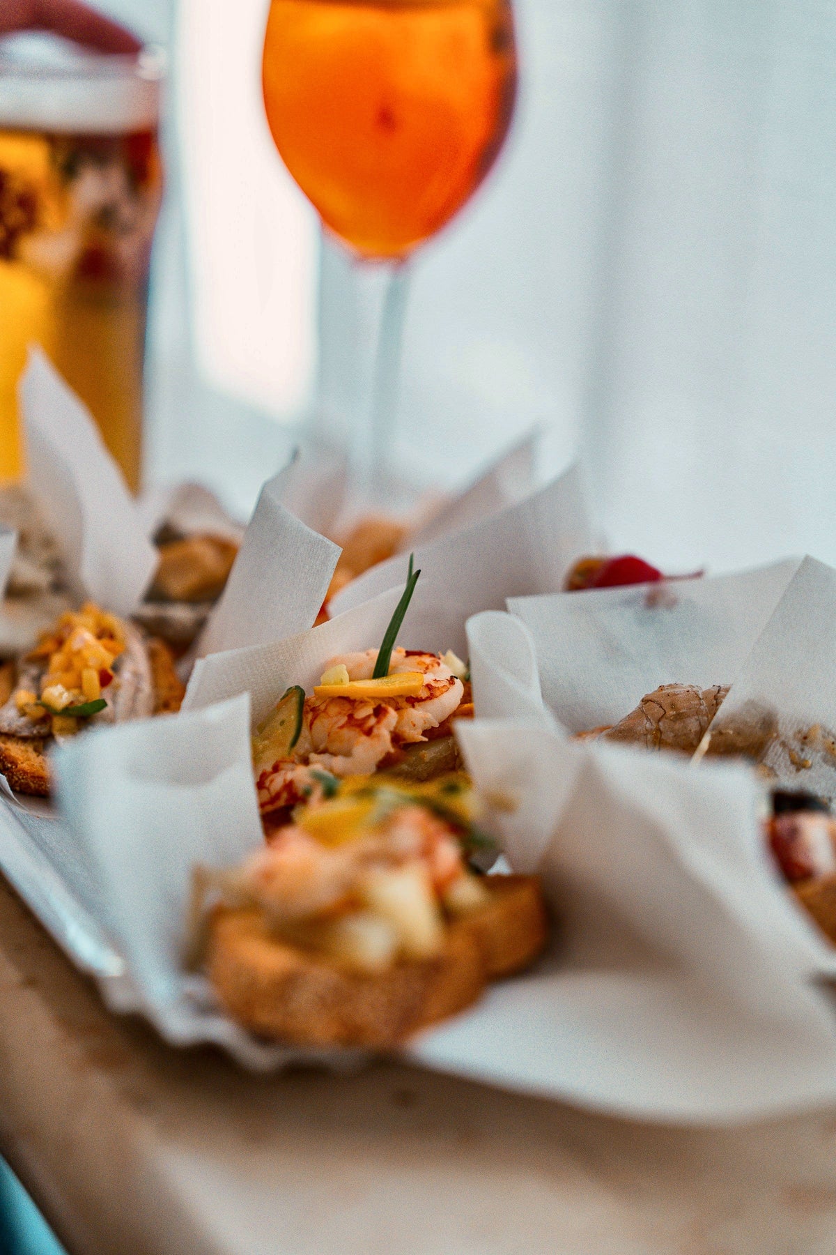 A spritz with seafood crostini, the classic Veneto aperitivo (illustrative photo)