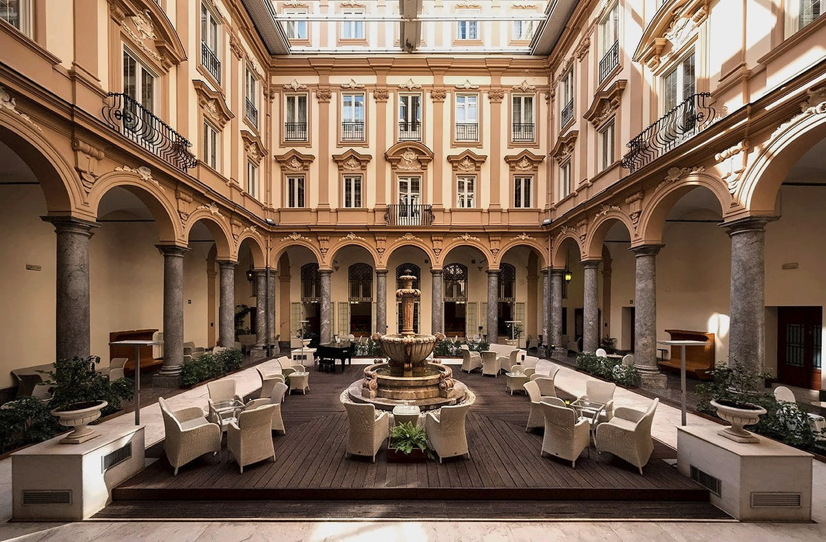 The cloister lounge of Grand Hotel Piazza Borsa