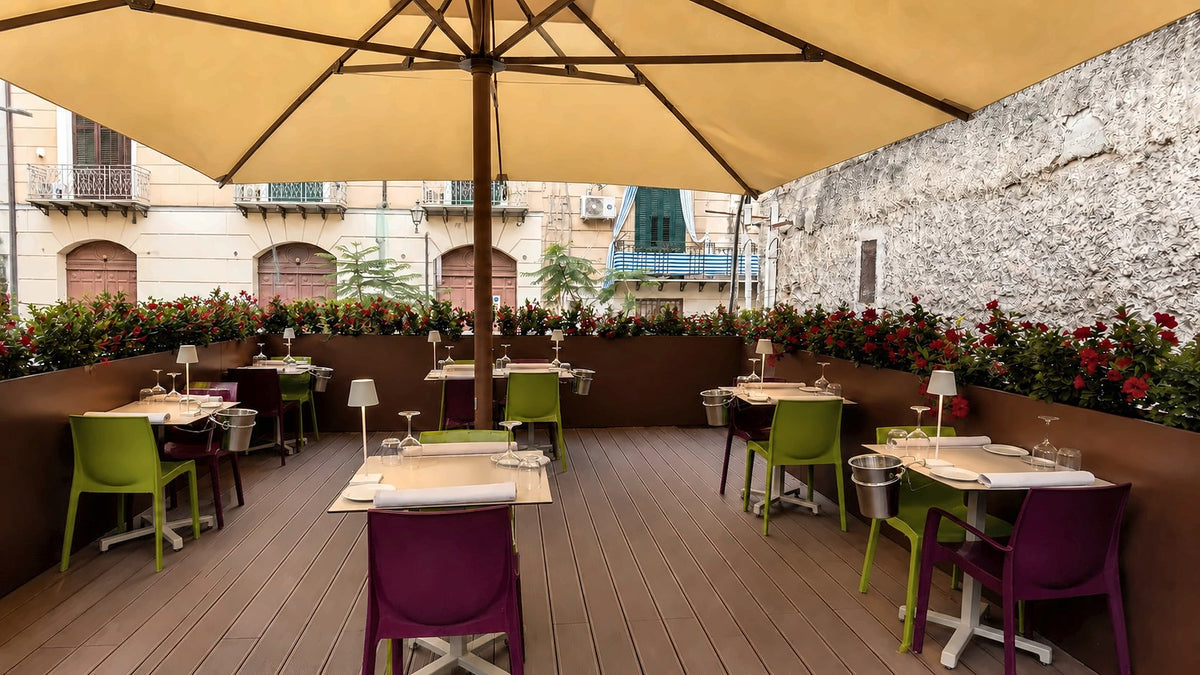 The shaded outdoor terrace of L'Ottava Nota in the Kalsa