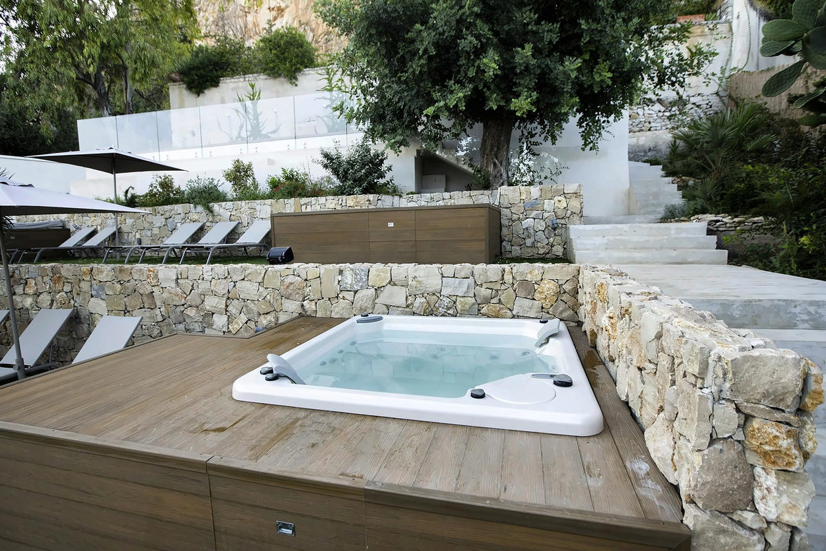 A hot tub on the terrace of Mondello Glam Hotel