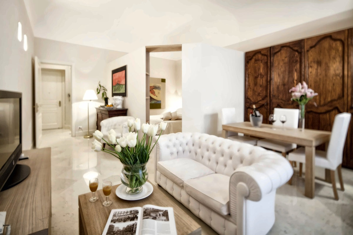 A suite with a white sofa at Palazzo Brunaccini