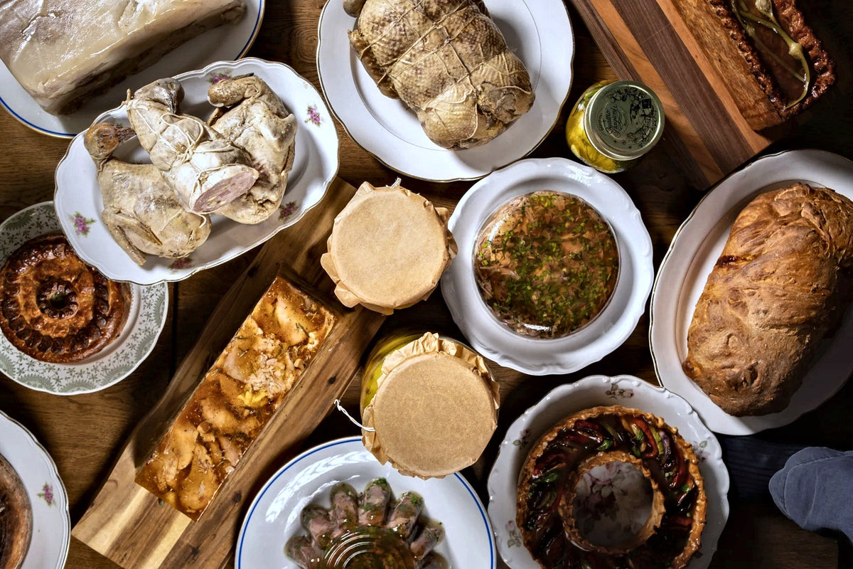 A table of Pisan dishes at Erbaluigia
