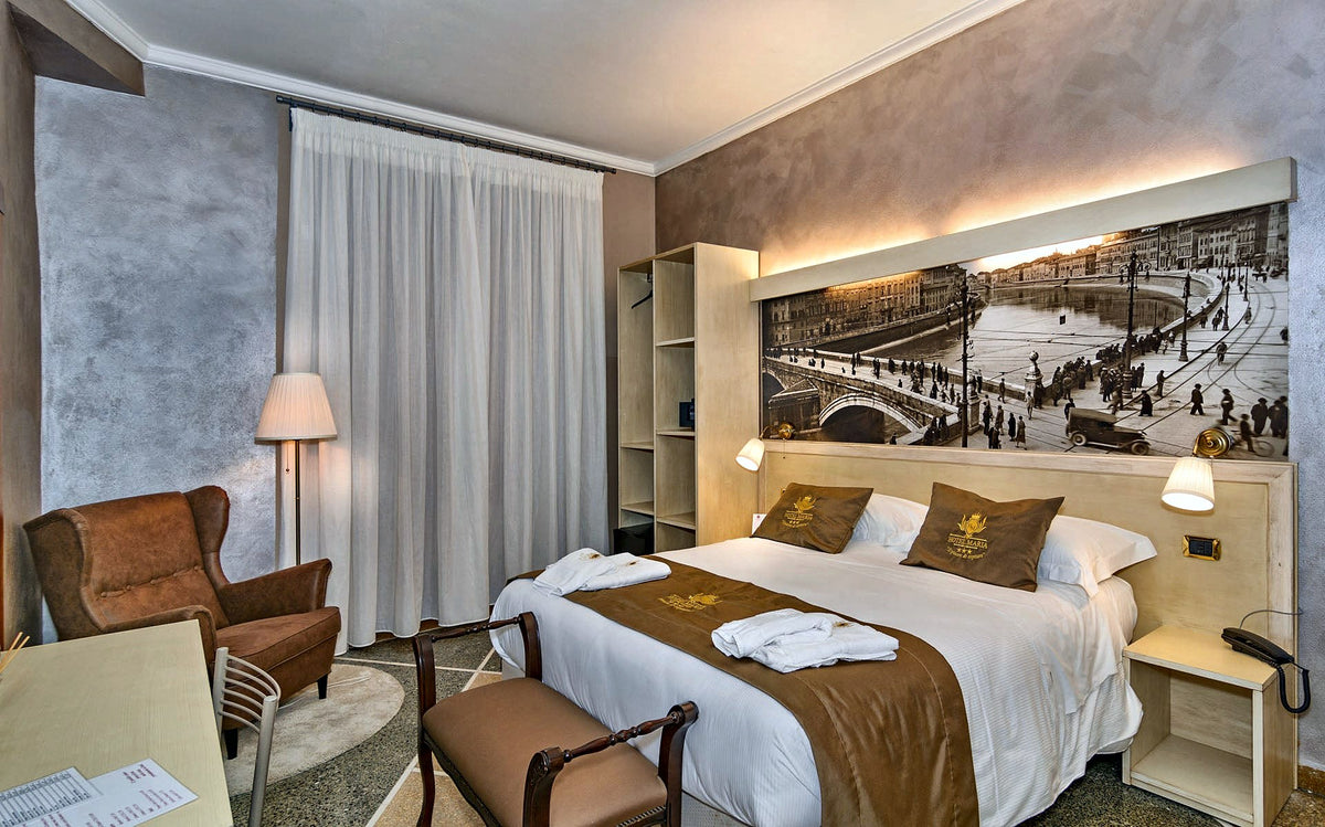 A double room with a vintage photo of Pisa at Hotel Maria