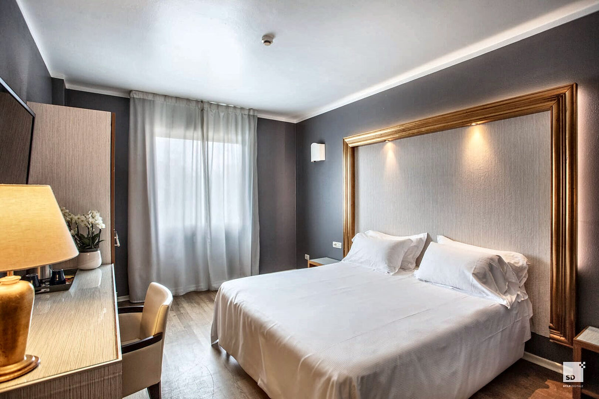 A Smart room with a gilded headboard at Hotel Repubblica Marinara