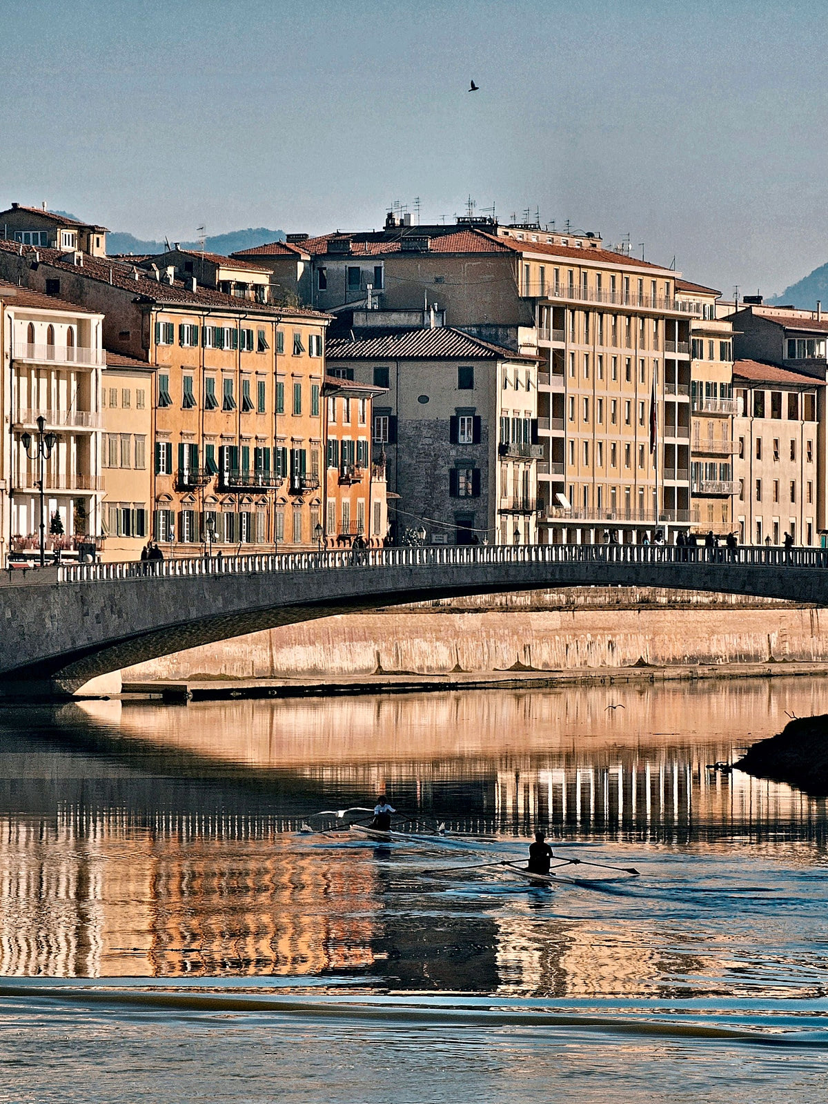 Rowers on the Arno below Ponte di Mezzo
