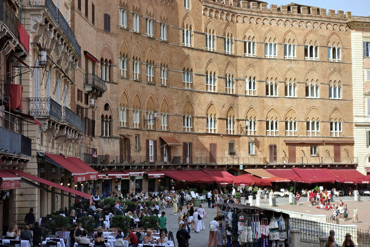 Lunchtime on the terraces of Piazza del Campo