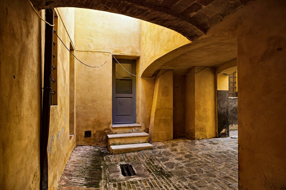 A warm ochre passage in the Giraffa contrada